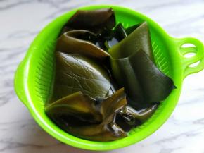 盐渍海带，冷水冲洗后泡2小时以上，中途需要换水。