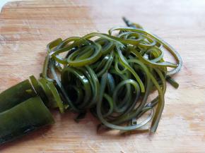 之后将海带卷个卷儿，切丝。