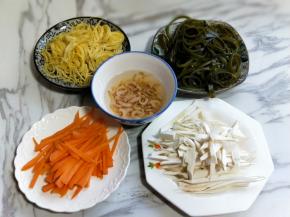 胡萝卜去皮切丝，开洋冷水冲洗，泡20分钟。