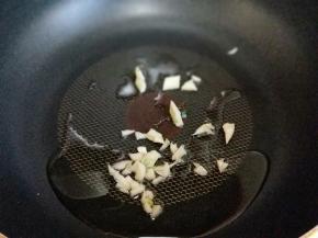 起油锅，加入切好的蒜炒香。