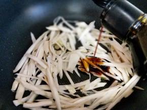 在加入生抽，继续小火煸炒。