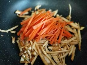 加入胡萝卜丝翻炒。