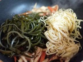 再加入海带丝和百叶丝。