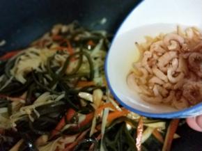 再把泡好的开洋连水一起倒入。