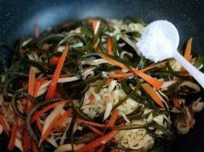 按个人口味加入食用盐，翻炒均匀。