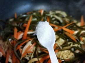 再加入白砂糖，加入少量水烧开，转小火2分钟即可出锅。