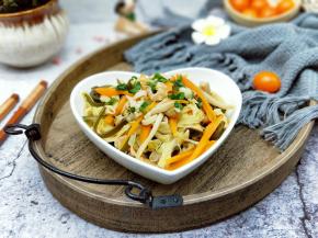 盛出，装盘，撒上葱花。