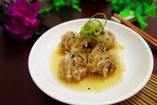 蒸好以后取出，上面撒点熟黑芝麻即可食用
