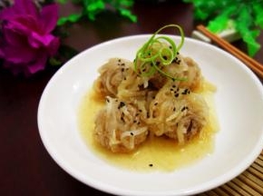 蒸好以后取出，上面撒点熟黑芝麻即可食用
