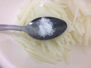 白萝卜丝放入碗中加入盐
