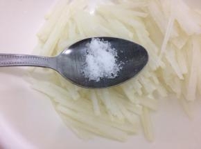 白萝卜丝放入碗中加入盐
