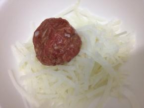 搓好的小丸子放入萝卜丝中，让丸子均匀裹上萝卜
