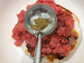 在加入五香粉搅拌均匀
