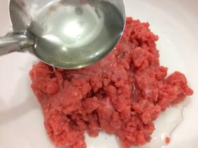 牛肉馅放入大碗中，加入油
