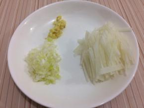 葱姜切成末，萝卜先切成薄片，在切成丝
