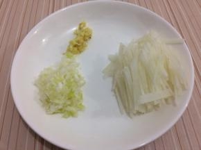 葱姜切成末，萝卜先切成薄片，在切成丝
