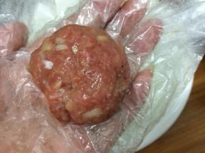 戴上手套取一块肉馅，在两手之间来回交替着搓成小丸子
