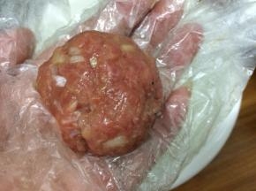 戴上手套取一块肉馅，在两手之间来回交替着搓成小丸子
