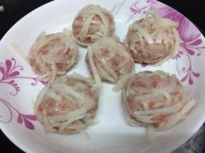 蒸锅里加入适量的水大火烧开，将做好的丸子放入锅中，大火蒸十五分钟即可
