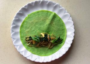 把合菜放到饼皮的三分之一处