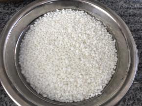 将糯米淘洗干净，盛在钵子里，冲入开水泡20分钟左右，放到篮子里沥干水分