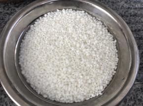 将糯米淘洗干净，盛在钵子里，冲入开水泡20分钟左右，放到篮子里沥干水分