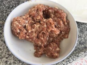 将猪肉泥盛在大碗里，再加入湿淀粉、黑胡椒粉、盐、料酒和少许清水调匀