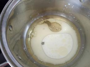 牛奶和玉米油放入小奶锅中加热到60-70度