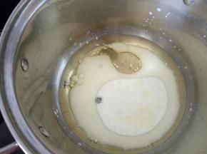 牛奶和玉米油放入小奶锅中加热到60-70度