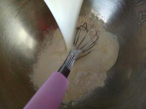 趁热倒入过筛的低粉中