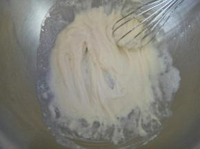 打蛋器呈“Z”字形搅拌均匀至无干粉