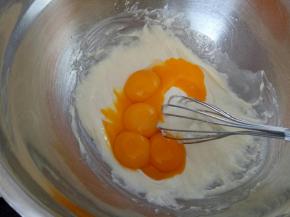 分离蛋清蛋黄，将蛋黄倒入晾凉后的面糊中