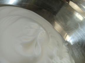 此时烤箱150度预热
细砂糖分三次加入蛋清，开电动打蛋器打发至9分发