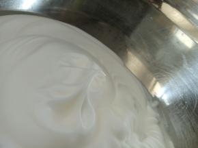 此时烤箱150度预热
细砂糖分三次加入蛋清，开电动打蛋器打发至9分发