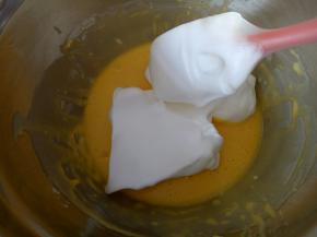 取1/3蛋白霜倒入蛋黄糊中，翻拌均匀