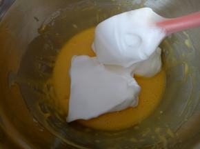 取1/3蛋白霜倒入蛋黄糊中，翻拌均匀