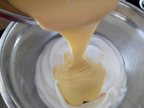 倒入剩下的蛋白霜中翻拌均匀