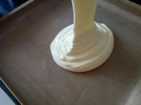 28*28的金盘铺油布，倒入蛋糕糊