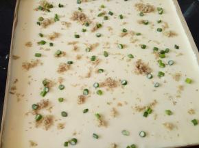 撒少量香葱和肉松