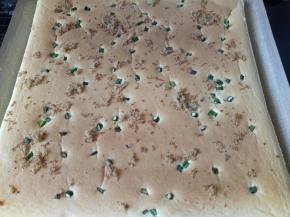 注意上色状态，烤好后的蛋糕卷凉至温热状态