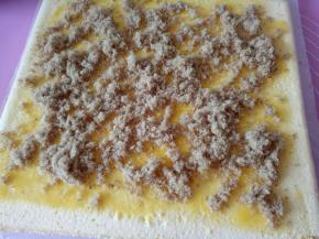 抹一层沙拉酱，撒上适量肉松（肉松是自制的，孩子们不爱吃海苔，所以没放海苔）