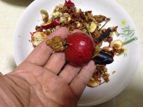 
找一个废笔杆，用笔杆从一端穿过，山楂核就被轻松去掉了