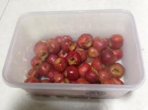 
捞出山楂入微波炉专用的容器