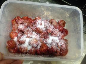 放入微波炉、高火15分钟，中途要拿出来几次，上下掂匀，同时可以给微波炉放一下热气，如果感觉不太甜还可以加入白糖继续微波（山楂刚放进去没有成型以前不要搅拌，不然就成了山楂酱了）