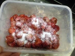 放入微波炉、高火15分钟，中途要拿出来几次，上下掂匀，同时可以给微波炉放一下热气，如果感觉不太甜还可以加入白糖继续微波（山楂刚放进去没有成型以前不要搅拌，不然就成了山楂酱了）