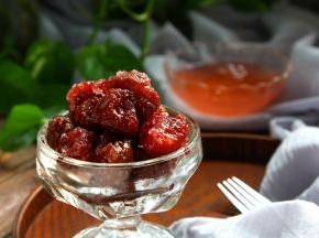 
直到山楂出现自己喜欢的软硬度，成型后放凉，可以加一点蜂蜜拌匀更好吃、更滋润。