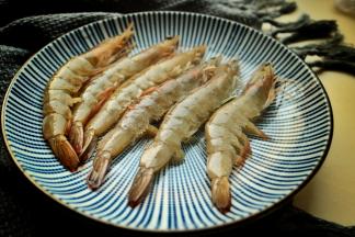 虾清洗干净，剪去虾须虾枪