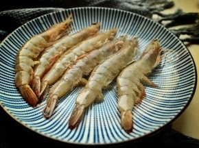 虾清洗干净，剪去虾须虾枪