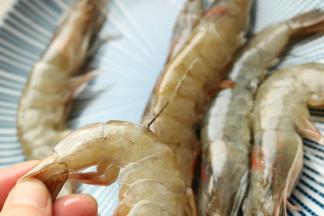 从第三节处用牙签挑出虾线，里面黑黑的很脏的，所以一定要处理掉。这也是我不喜欢在饭店吃虾的原因，饭店都是匆忙洗洗就开始做了，哪里会像在家里一样认真的处理食材。