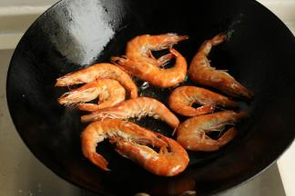 炒锅烧热，放入色拉油，一定要热锅冷油，既能激发出食材的香味又不会破坏油脂中的营养成分。把虾放入锅中煎到两面酥脆，捞出待用。